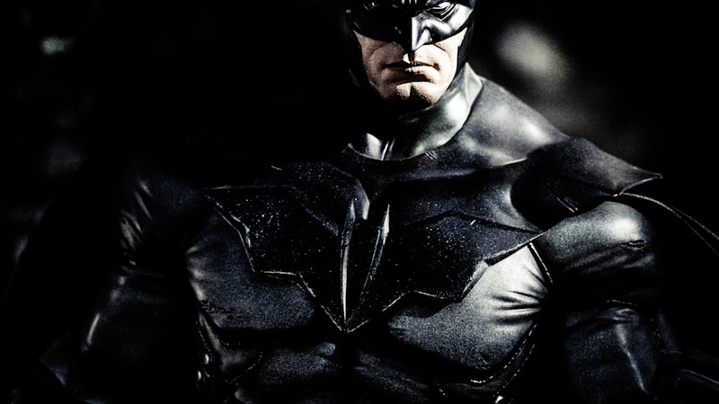 星空下的爱情现代都市剧海报，男女主角在都市夜景中对视